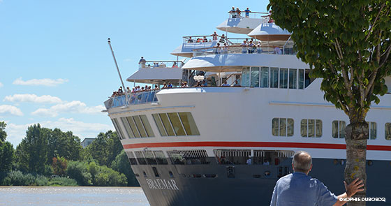 Bateau sur une rivière à Bordeaux