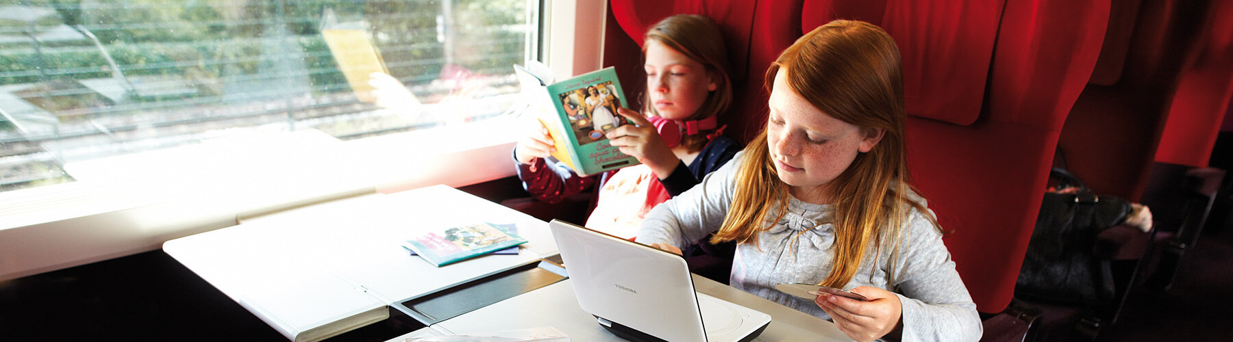 Deux filles dans un train