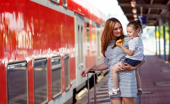 meisje met mama op het perron