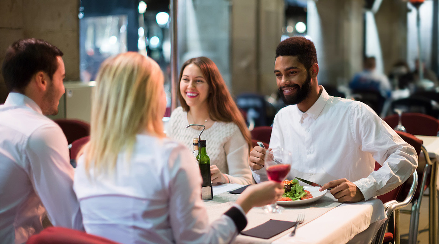 Personnes en terrasse