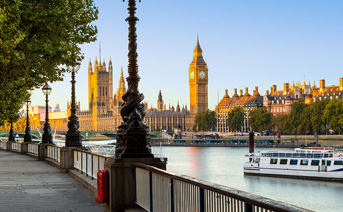 Big Ben, the house of parliament and the Thames in London in autumn